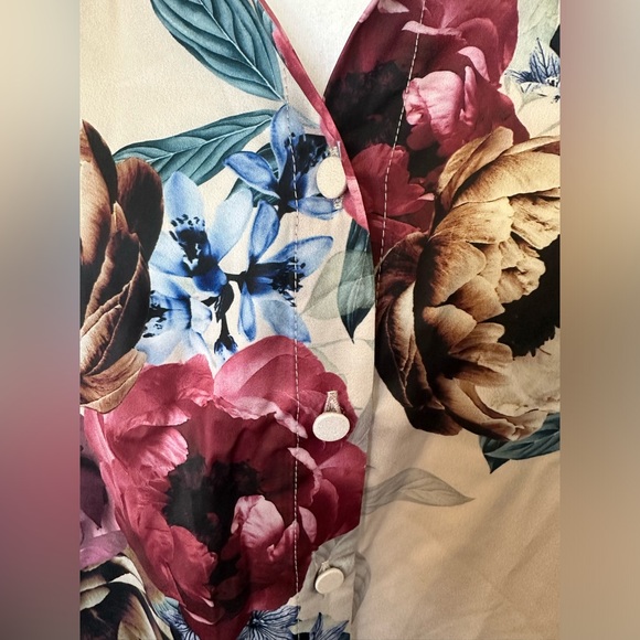 NWOT CITY CHIC FLORAL BUTTON DOWN TOP BLOUSE - CITY CHIC SIZE S (Size 16) - Picture 2 of 9